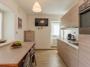 Oven, dishwasher, toaster, highchair