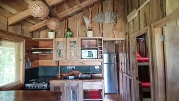 Een magnetron, kookgerei, borden en bestek