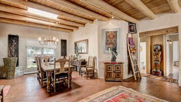 Nhà (4 Bedrooms) | Tiện nghi, dịch vụ nơi lưu trú