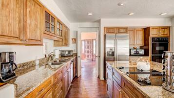 House (4 Bedrooms) | Property amenity