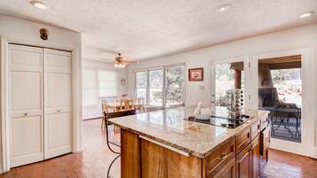 House (4 Bedrooms) | Property amenity