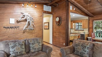 公寓式客房, 多张床, 河景 (#Riverfront 4 - Pet Friendly) | 起居区 | 42-英寸纯平电视(配备数码频道)