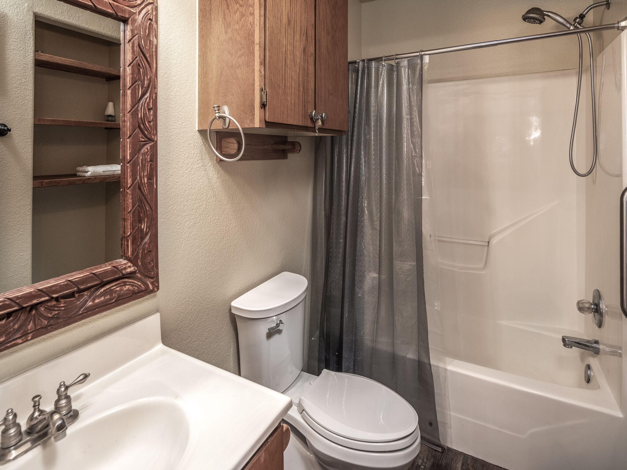 Une salle de bain avec des toilettes, un lavabo et une douche.