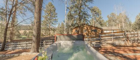 Cabin, 4 Bedrooms | Property grounds