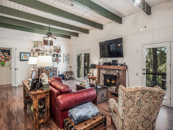 ハウス ベッド (複数台) バルコニー マウンテンビュー | リビング エリア | テレビ、暖炉