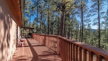 Studio (3 Bedrooms) | Property amenity