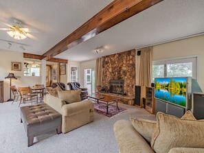 Cabin, 3 Bedrooms | Living area | 40-inch TV with cable channels, fireplace