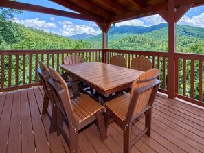 Outdoor dining - A Majestic View III (Townsend)