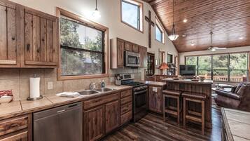 Studio (3 Bedrooms) | Property amenity