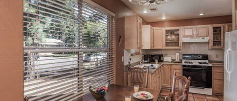 Studio (2 Bedrooms) | Property amenity