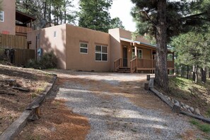 Studio (2 Bedrooms) | Property amenity