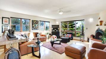 Casa, 3 habitaciones | Área de sala de estar | Televisión de 40 pulgadas con canales por cable y chimenea