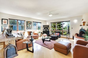 Casa, 3 habitaciones | Área de sala de estar | Televisión de 40 pulgadas con canales por cable y chimenea