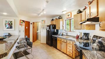 House, 3 Bedrooms | Private kitchen | Fridge, microwave, oven, stovetop