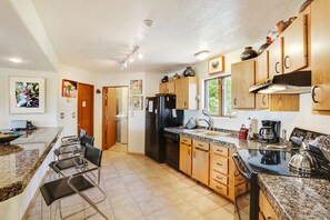 Casa, 3 habitaciones | Cocina privada | Refrigerador, microondas, horno y parrilla de estufa