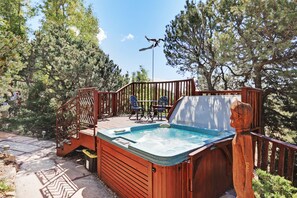 House, 3 Bedrooms | Outdoor spa tub
