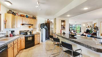 House, 3 Bedrooms | Private kitchen | Fridge, microwave, oven, stovetop