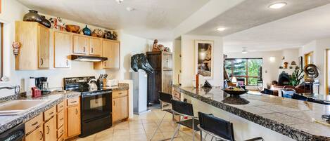 Maison, 3 chambres | Cuisine privée | Réfrigérateur, four à micro-ondes, un four, surface de cuisson