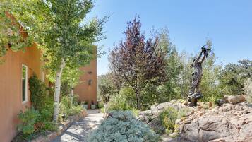 المنطقة المحيطة بالمنشأة