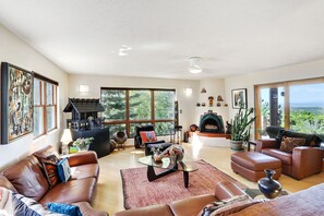 Casa, 3 habitaciones | Área de sala de estar | Televisión de 40 pulgadas con canales por cable y chimenea