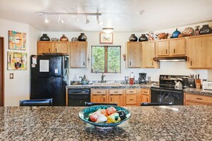 House, 3 Bedrooms | Private kitchen | Fridge, microwave, oven, stovetop