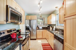 Appart'hÎtel, 2 chambres | Cuisine privée | Réfrigérateur, micro-ondes, four, plaque de cuisson