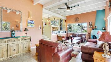 Condo, 2 quartos | Área de estar | TV 40 polegadas com canais a cabo, lareira