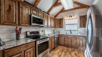 Cabin, 3 Bedrooms | Private kitchen | Fridge, microwave, oven, stovetop