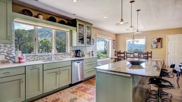 House (4 Bedrooms) | Property amenity