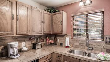 Cabin, 3 Bedrooms | Private kitchen | Fridge, microwave, oven, stovetop