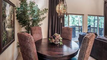 Cabin, 3 Bedrooms | Dining
