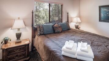 Cabin, 3 Bedrooms | 3 bilik tidur, dihias secara berasingan