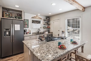 Studio (2 Bedrooms) | Property amenity