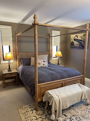 5 bedrooms, iron/ironing board, WiFi, bed sheets