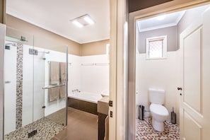Bathtub, free toiletries, hair dryer, towels