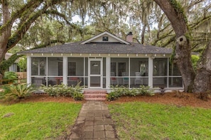 Exterior - Home located within walking distance to the beach. (Saint Simons Island)