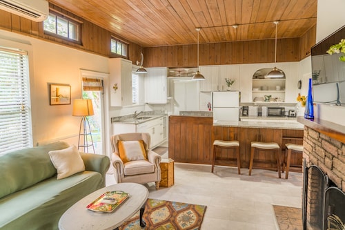 Mid-Century Oasis w/Game Room & Private Patio In The Heart Of Melbourne