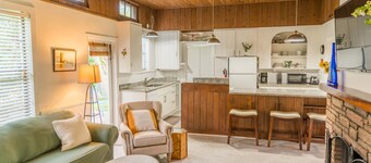 Mid-Century Oasis w/Game Room & Private Patio In The Heart Of Melbourne