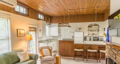 Mid-Century Oasis w/Game Room & Private Patio In The Heart Of Melbourne