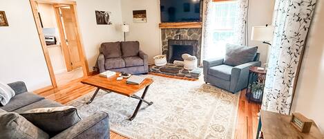 スマートテレビ、暖炉、DVD プレーヤー、書庫