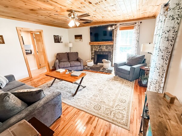 Smart TV, fireplace, DVD player, books