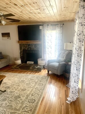 Combined shower/bathtub, hair dryer, towels, soap