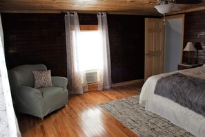 5 bedrooms, desk, WiFi, bed sheets