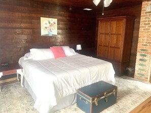 5 bedrooms, desk, WiFi, bed sheets