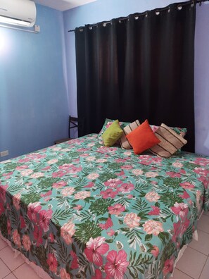 1 Schlafzimmer, Zimmersafe, Schreibtisch, Bügeleisen/Bügelbrett