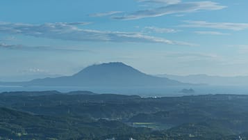 Ein weitreichender Panoramablick auf eine gebirgige Landschaft bei strahlend blauem Himmel.