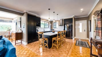 Family House | Dapur peribadi | Peti sejuk/penyejuk beku saiz penuh, ketuhar gelombang mikro, ketuhar