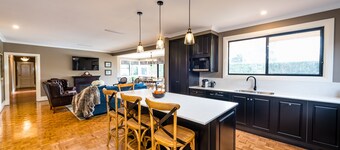 Hedge House- luxury space style location