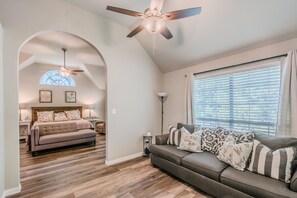 Télévision, lecteur de DVD, baby-foot, livres