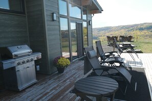 Outdoor dining - Wildcat Ridge Retreat (Cochrane)